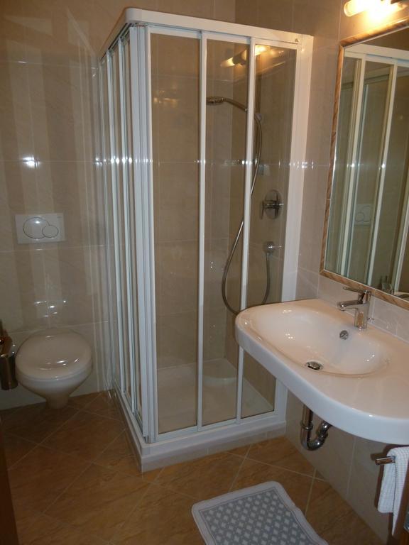 Hotel Garni Kostner St. Ulrich in Gröden Zimmer foto
